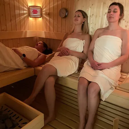 Bergzauber Wohlfuehlchalets - Skipiste - Private Sauna Apartment *